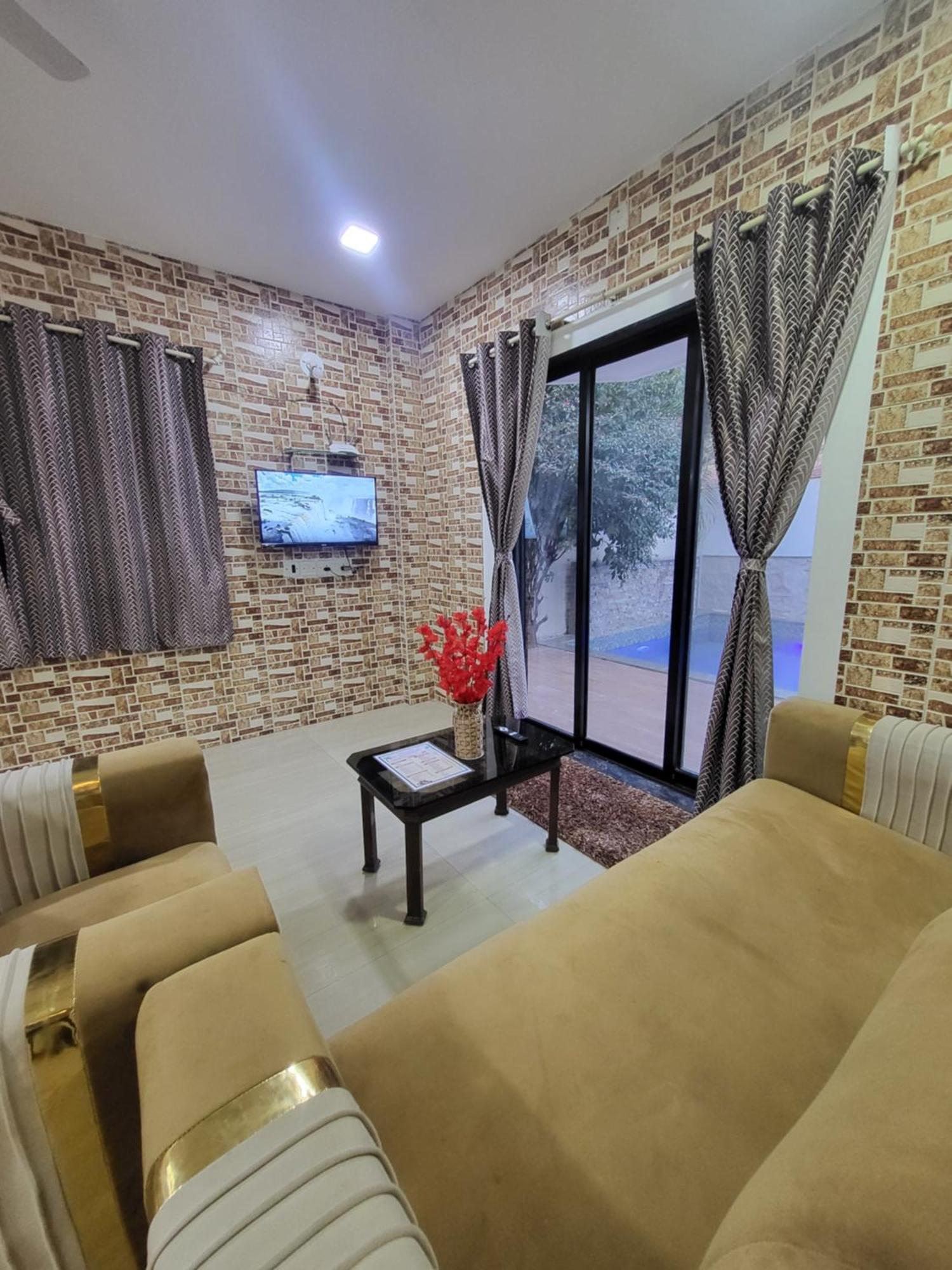 The Perfect Stays Para Disco Big Pool Cricket Turf Villa Lonavala Exterior foto